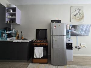 Kuchyň nebo kuchyňský kout v ubytování Roly Studio Apartment Near Jkia & Sgr with Swimming pool & Gym