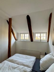 Dos camas en una habitación con dos ventanas. en Robbe beim Ochsenturm am Deich, 
