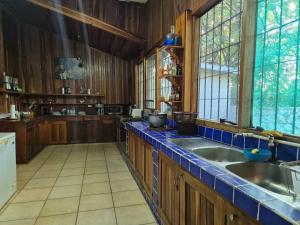 Kuchyň nebo kuchyňský kout v ubytování Lakefront house in Ometepe. Casa San Ramon