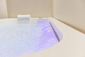 蒙特西尔瓦诺Centoquindici Rooms & Suite的客房内的浴缸里装满了蓝色的水 更多63张照片