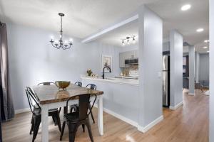 Кухня или мини-кухня в Great Rocky Mountain 3BR Condo in Canmore DT
