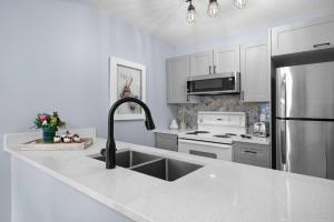 Кухня или мини-кухня в Great Rocky Mountain 3BR Condo in Canmore DT
