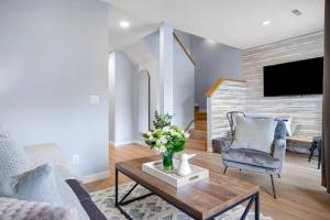 Телевизор и/или развлекательный центр в Great Rocky Mountain 3BR Condo in Canmore DT