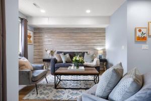 Гостиная зона в Great Rocky Mountain 3BR Condo in Canmore DT +13 фотографий