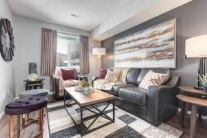 Χώρος καθιστικού στο Stunning 3BR Escape with Mountain Views in Canmore