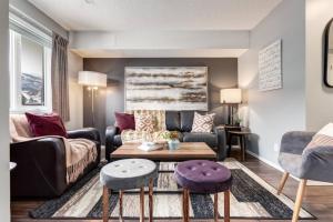 Χώρος καθιστικού στο Stunning 3BR Escape with Mountain Views in Canmore