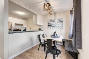 Η κουζίνα ή μικρή κουζίνα στο Stylish 3BR Condo in DT Canmore