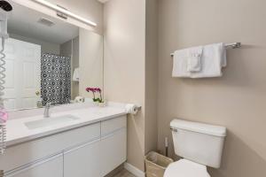 Ένα μπάνιο στο Stylish 3BR Condo in DT Canmore +32 φωτογραφίες