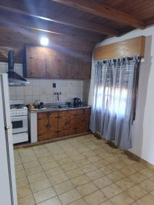 圣路易斯La Casa De Yayo的配有木质橱柜、水槽和炉灶的厨房 更多5张照片