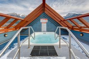 Nespecifikovaný výhled na hory nebo výhled na hory při pohledu z prázdninového domu