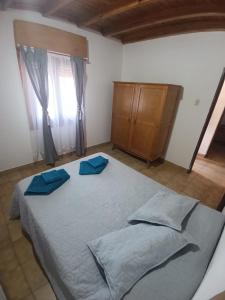 圣路易斯La Casa De Yayo的一间卧室配有一张大床和一个木制橱柜