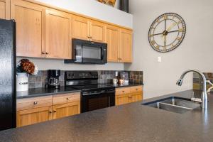 Kuchyň nebo kuchyňský kout v ubytování 3BR Luxury Top Floor Condo with Great views + 22 fotografií