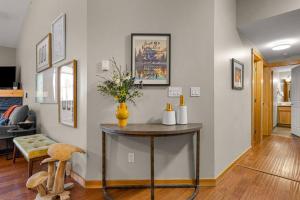 TV a/nebo společenská místnost v ubytování 3BR Luxury Top Floor Condo with Great views