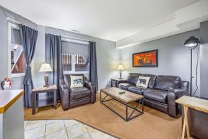Posezení v ubytování Spacious 2BR unit near DT Canmore and Banff