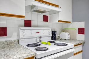 Kuchyň nebo kuchyňský kout v ubytování Spacious 2BR unit near DT Canmore and Banff