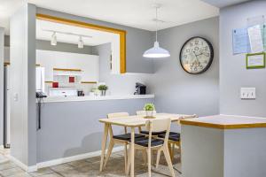 Kuchyň nebo kuchyňský kout v ubytování Spacious 2BR unit near DT Canmore and Banff