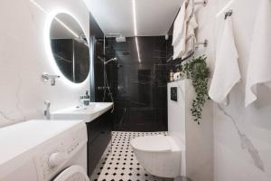 Ένα μπάνιο στο Luxury Top Floor, Balcony and Easy 24h Check-in