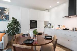 Η κουζίνα ή μικρή κουζίνα στο Luxury Top Floor, Balcony and Easy 24h Check-in