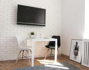 Televízia a/alebo spoločenská miestnosť v ubytovaní Studio in heart of Warsaw