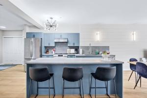 Кухня или мини-кухня в Newly Renovated 3BR Condo with Hot Tub and MTN Views
