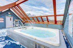 Фотография из галереи Newly Renovated 3BR Condo with Hot Tub and MTN Views в Канморе