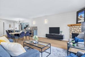 Телевизор и/или развлекательный центр в Newly Renovated 3BR Condo with Hot Tub and MTN Views +46 фотографий