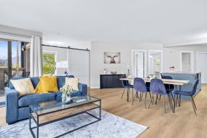 Гостиная зона в Newly Renovated 3BR Condo with Hot Tub and MTN Views