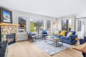 Гостиная зона в Newly Renovated 3BR Condo with Hot Tub and MTN Views