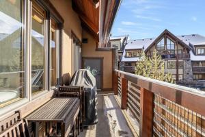 Μπαλκόνι ή βεράντα στο Mountain Views Lux 2BR Condo in Canmore with Hot Tub