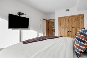 Ένα ή περισσότερα κρεβάτια σε δωμάτιο στο Mountain Views Lux 2BR Condo in Canmore with Hot Tub