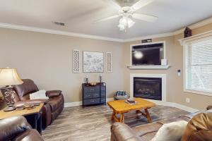 un salon avec un canapé et une cheminée dans l'établissement The Bears Den, à Helen