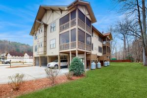 une grande maison avec une voiture garée devant elle dans l'établissement The Bears Den, à Helen