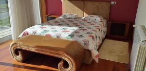 een bed met een dekbed met vogels erop bij Casa Do Chino in Outeiro +23 foto's