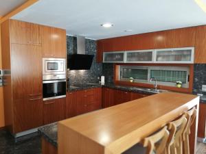 een keuken met houten kasten en een houten aanrecht bij Casa Do Chino in Outeiro