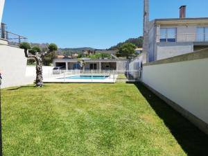 uitzicht op de tuin van een huis bij Casa Do Chino in Outeiro