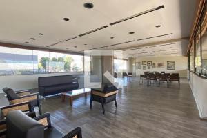 TV a/nebo společenská místnost v ubytování Apartamento completo com Serviço de Quarto em Alphaville