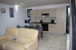 Nhà bếp/bếp nhỏ tại Lorely Homes - Disneyland 14 min - Free Parking