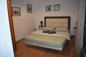 Giường trong phòng chung tại Lorely Homes - Disneyland 14 min - Free Parking