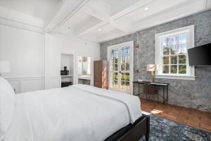 En eller flere senge i et værelse på Sonoma Stonehouse Suite 4