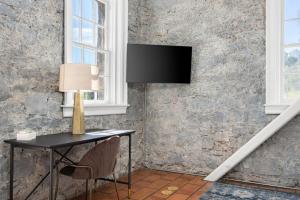 Et tv og/eller underholdning på Sonoma Stonehouse Suite 4 + 30 billeder