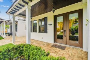 een afbeelding van een huis met een voordeur bij Downtown Sarasota 4 Unit Compound- Beach Shopping Park in Sarasota +66 foto's