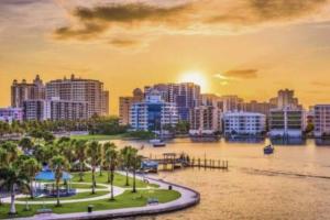 een uitzicht op een stad met een rivier en gebouwen bij Downtown Sarasota 4 Unit Compound- Beach Shopping Park in Sarasota