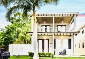 een wit huis met een palmboom bij Downtown Sarasota 4 Unit Compound- Beach Shopping Park in Sarasota