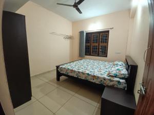 Un dormitorio con una cama y una ventana en Gokula Arcade, en Subrahmanya