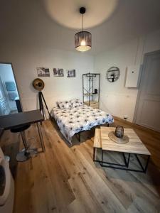 una camera da letto con un letto e un tavolo di Laurema's BnB a Tolosa