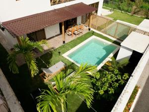 an overhead view of a swimming pool with palm trees at Villa Palmera in Las Terrenas
