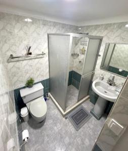 Ένα μπάνιο στο Apt Multicentro Cali - Pool, Home Office, 2HB