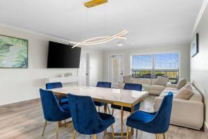 Μια τηλεόραση ή/και κέντρο ψυχαγωγίας στο Premier Oceanfront Condo with Epic Island View
