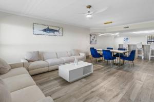 Χώρος καθιστικού στο Premier Oceanfront Condo with Epic Island View