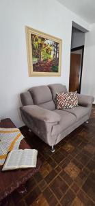 マリンガにあるDoce larのリビングルームのソファと本